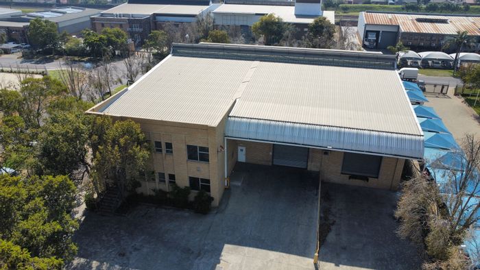 Industrial warehouse to rent in Spartan with office, yard, and 3-phase power.