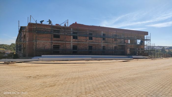 North Riding Industrial Property To Rent: 7731m² warehouse, offices, parking, and amenities.