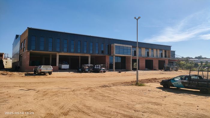 North Riding Industrial Property To Rent: 4282m², secure site, ample parking, easy access.