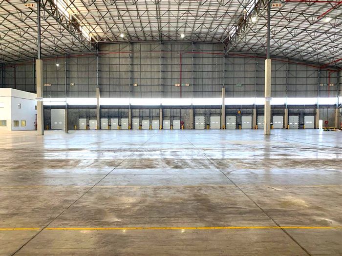 Industrial warehouse in La Mercy Central, 12,000m² space, secure access, ample parking.