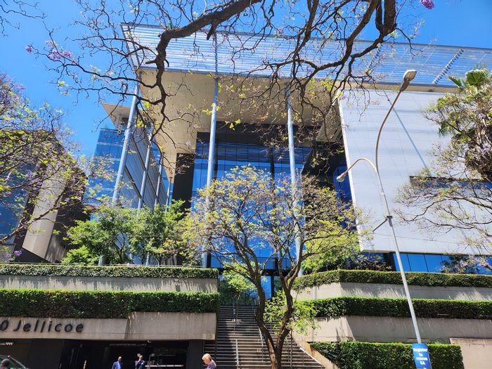 Prime Rosebank office to rent with meeting rooms, parking, and backup power.
