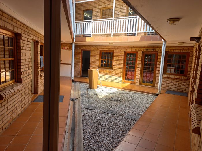 Office To Rent in Lyttelton Manor: 185m² with kitchen, storeroom, and parking.