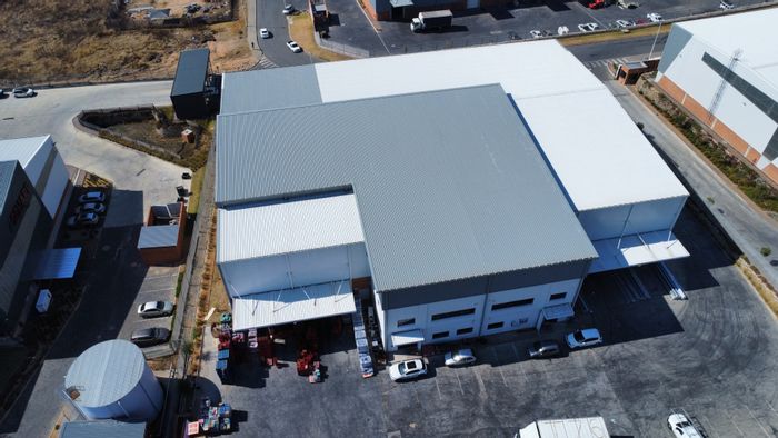 Industrial warehouse to rent in Longlake, featuring multiple units and roller doors.