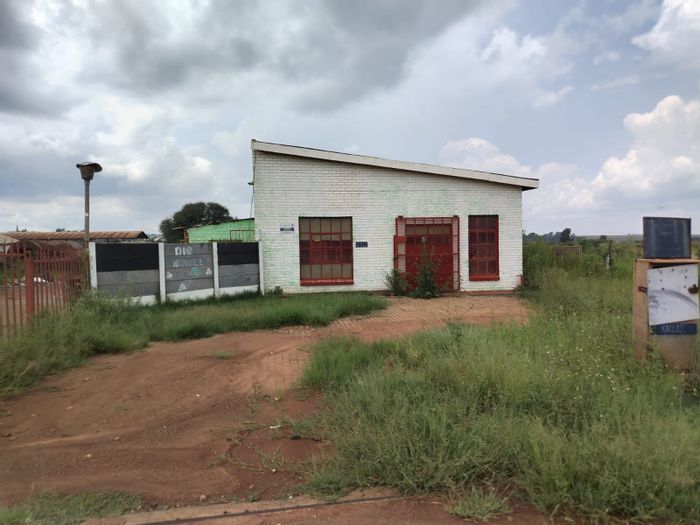 Koster Central Industrial Yard For Sale: 4000m2, 3-phase power, prime location.