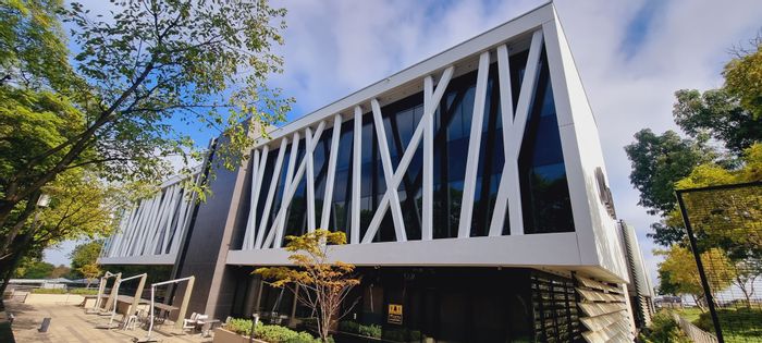 Bryanston Office To Rent: Open plan, 24/7 security, fibre internet, ample parking.