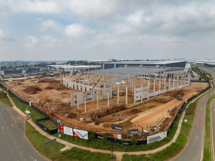 Industrial warehouse to rent in Glen Marais, featuring multiple roller doors and ample yard space.