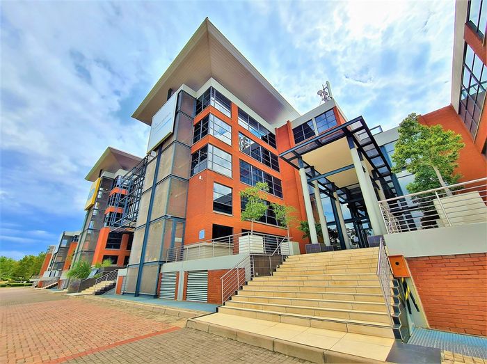 To Rent: Office in Constantia Kloof with boardrooms, kitchen, and ample parking.