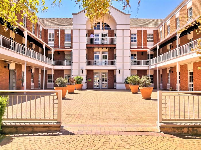 Fourways office to rent: spacious layout, golf course views, secure parking, fibre access.