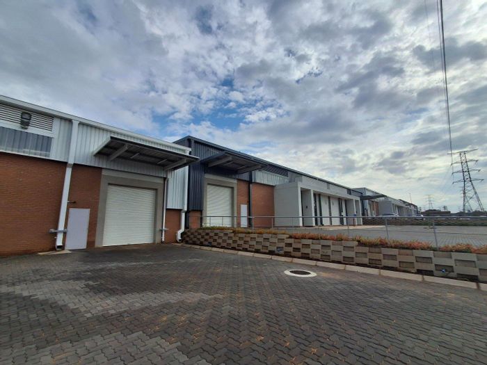 Industrial Warehouse To Rent in Centurion Central - 550 m², direct lease from owner.