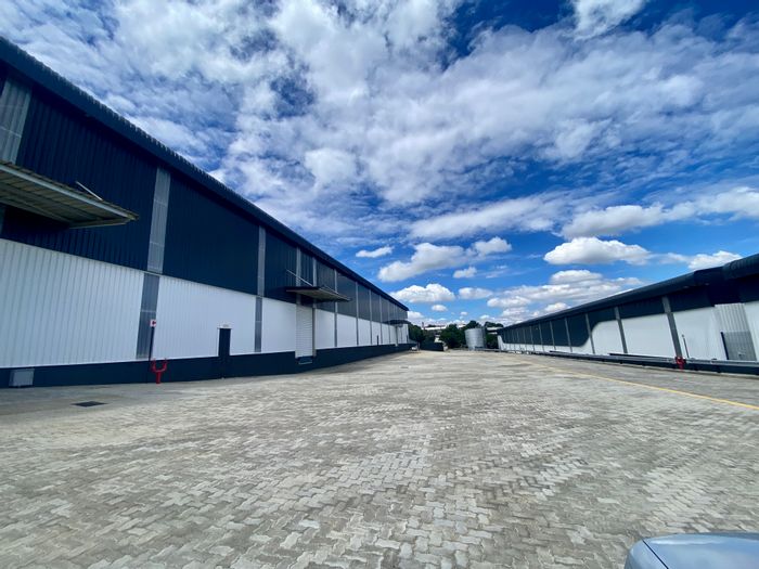 Industrial Space To Rent in Halfway House: 5,050m² with excellent access and security.