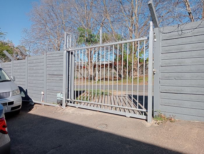 Double warehouse space in Alexander Park, 200m², secure location, available to rent.