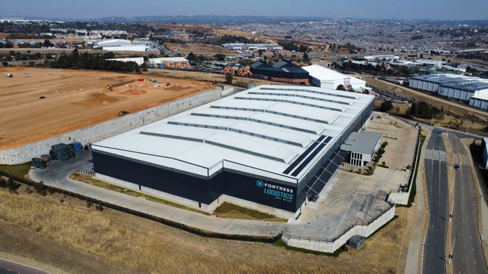 Industrial warehouse to rent in Longlake, 19,099sqm with multiple roller doors.