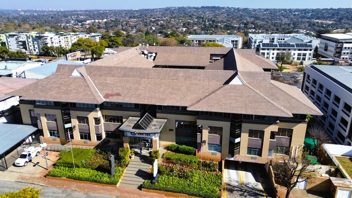 To Rent: Office in Edenburg with views, courtyard, lifts, near amenities.
