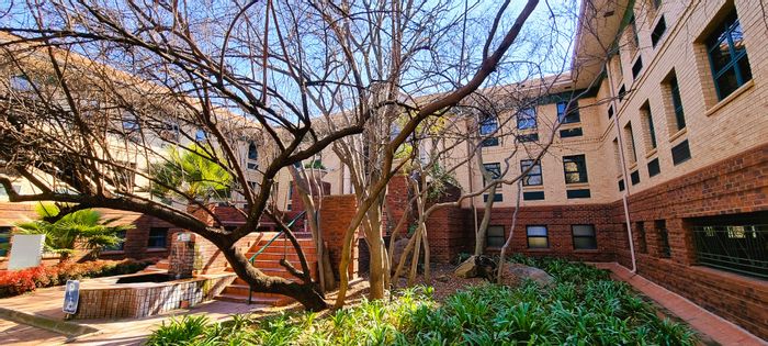 To Rent: Office in Sunninghill with existing fitout, parking, and security features.