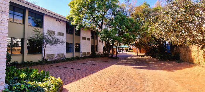 For Sale: Office in Edenburg with boardroom, ample parking, and prime location.