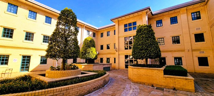 Sunninghill Office To Rent: Boardrooms, courtyard, high-speed internet, 24-hour security.