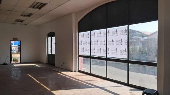 Retail space to rent in Waterkloof Ridge shopping center, ideal for restaurant.
