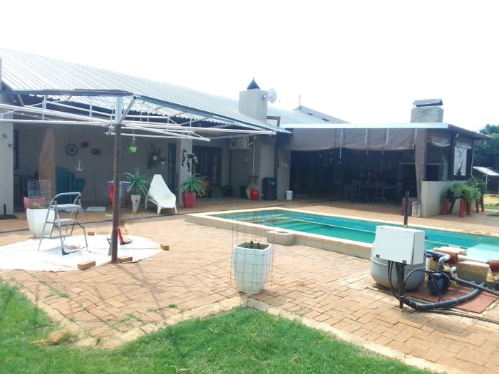 For Sale: Farm in Schylock AH with boreholes, stables, and spacious living areas.