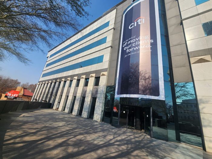 Prime Sandown office to rent, featuring meeting rooms and on-site amenities.