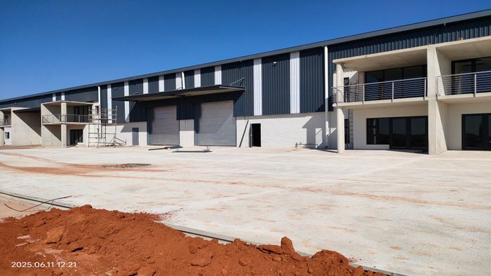 Industrial property in Nooitgedacht to rent with offices, warehouse, and off-grid utilities.
