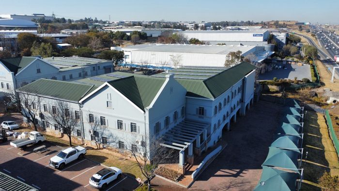 Industrial warehouse to rent in Linbro Park with ample parking and 3-phase power.