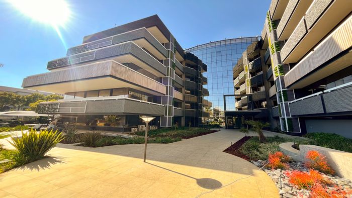 Office To Rent in Bedfordview Central: 334m², secure access, ample parking, prime location.