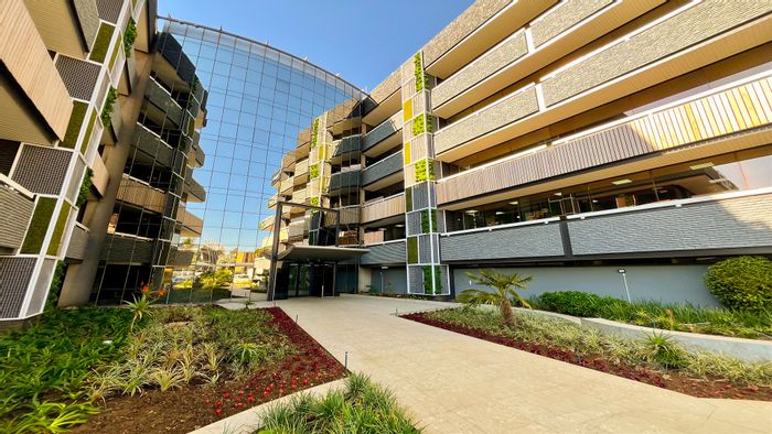 Office To Rent in Bedfordview Central: 251m2, secure access, ample parking, prime location.