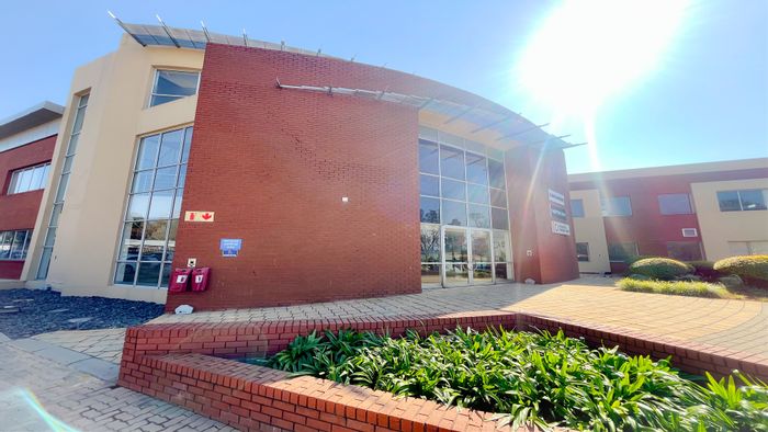 To Rent: Office in Bedfordview Central with boardroom, kitchenette, and 24/7 security.