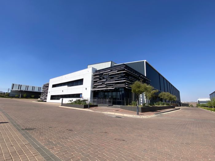 Industrial property in Waterfall to rent: 8,518m² with ample yard space.