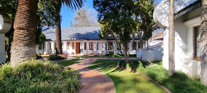 Edenburg Office To Rent: Open plan, 3 offices, 2 bathrooms, 327 m² space.