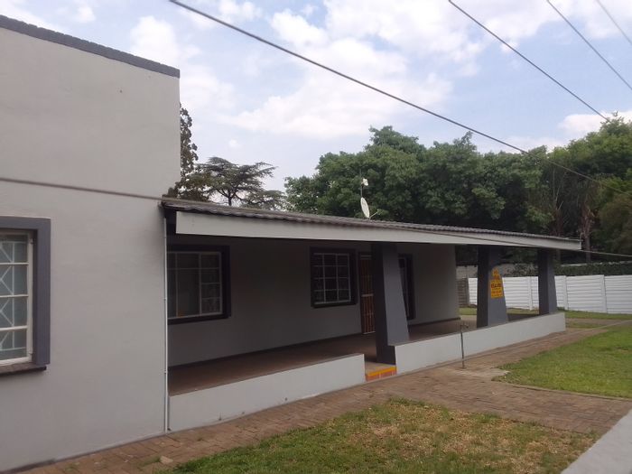 Office to Rent in Bo Dorp: 5 offices, security, parking, and utilities included.