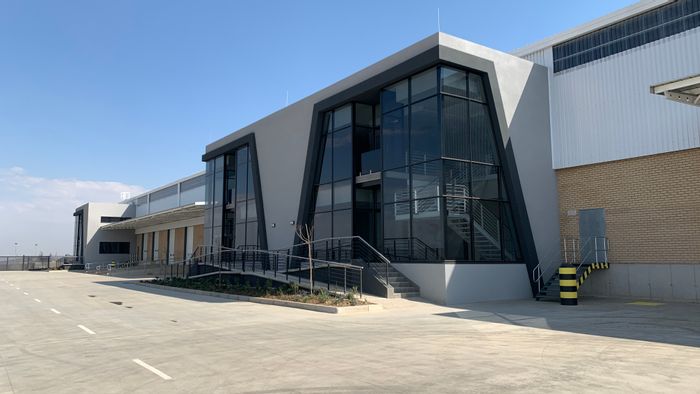 Industrial warehouse to rent in Airport Park with dock doors and 24-hour security.
