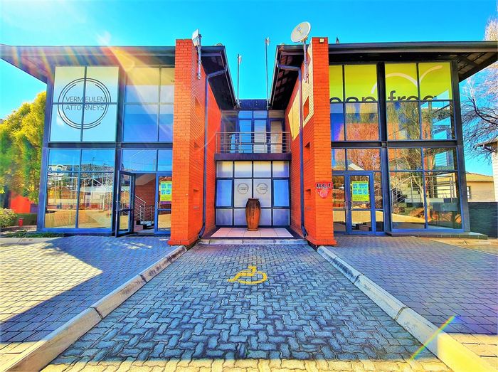 Office to Rent in Ruimsig: 24-hour security, boardroom, kitchen, ample parking.