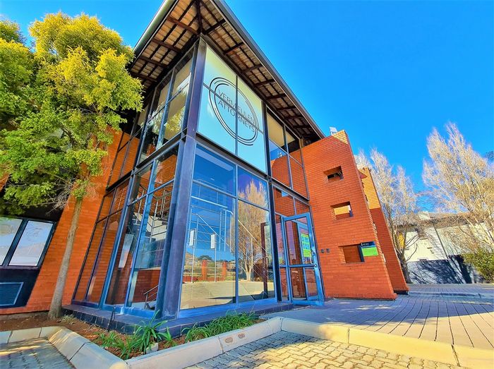 Office To Rent in Ruimsig: Meeting rooms, kitchen, patio, security, generator.
