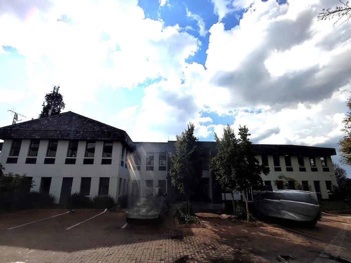 Dunkeld West Office To Rent: Fitted suite, shared kitchen, large patio, secure access.
