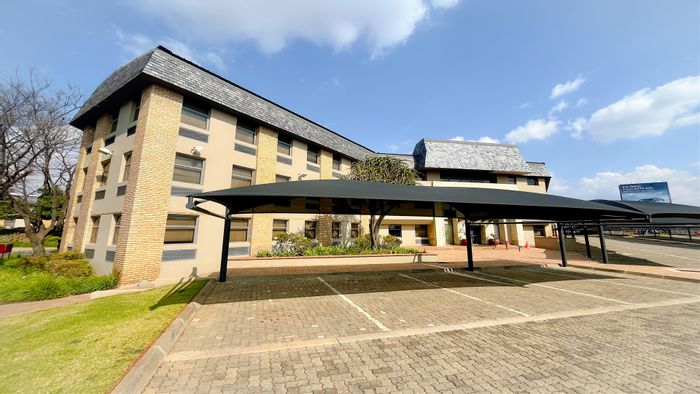 Versatile office spaces in Meadowdale with rooftop area and 24/7 security. To Rent.