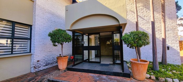 Edenburg Office To Rent: Immediate occupancy, open-plan space, generator, near amenities.
