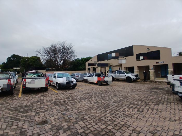 Office To Rent in Bo Dorp: 7 offices, boardroom, parking, and kitchens included.