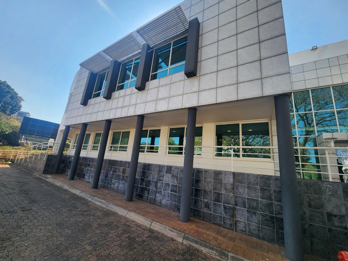 Office To Rent in Sandown: Auditorium, patios, high visibility, and secure access.