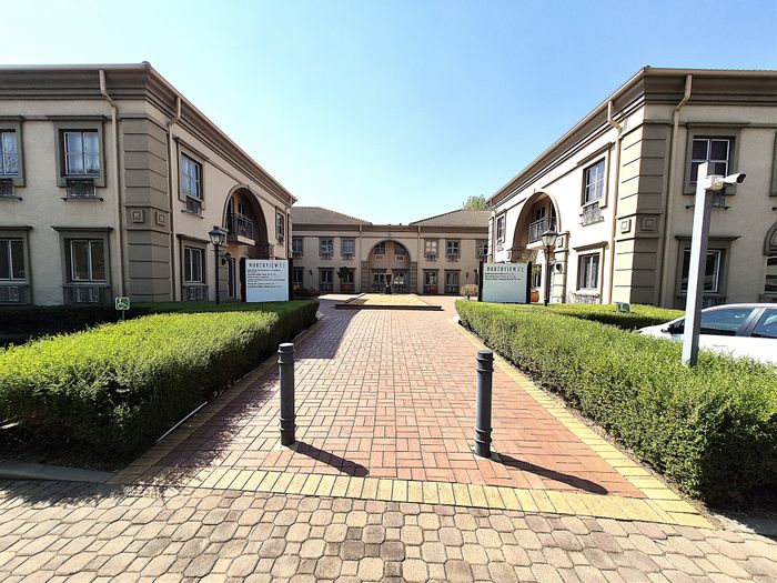 Office To Rent in Hyde Park: 383m2, kitchen, patio, security, garden access.