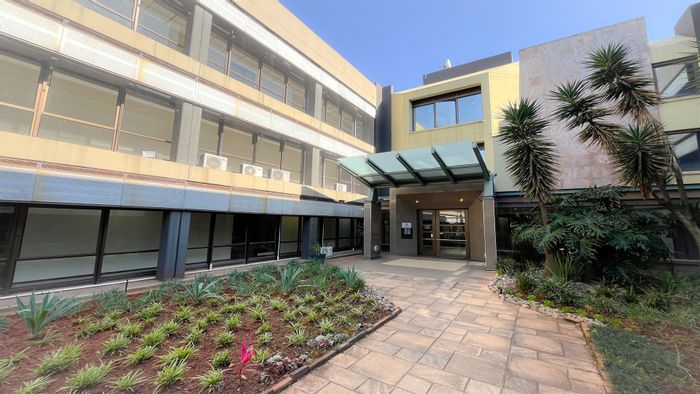 Essexwold Office To Rent: 617m², 24-hour security, fibre connectivity, backup generator.
