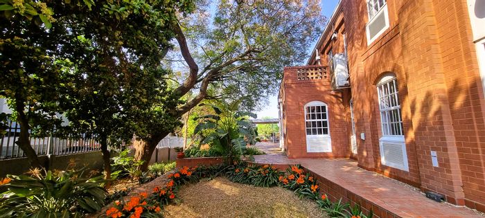 Bryanston Office To Rent: Standalone building with backup utilities and storage space.