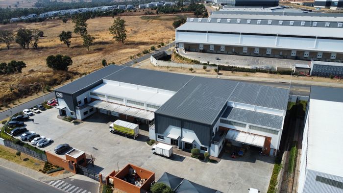 Industrial warehouse to rent in Longlake, 701 sqm with 24-hour security.