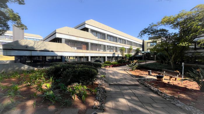 Essexwold Office To Rent: 474m2, 24-hour security, fibre internet, backup generator.