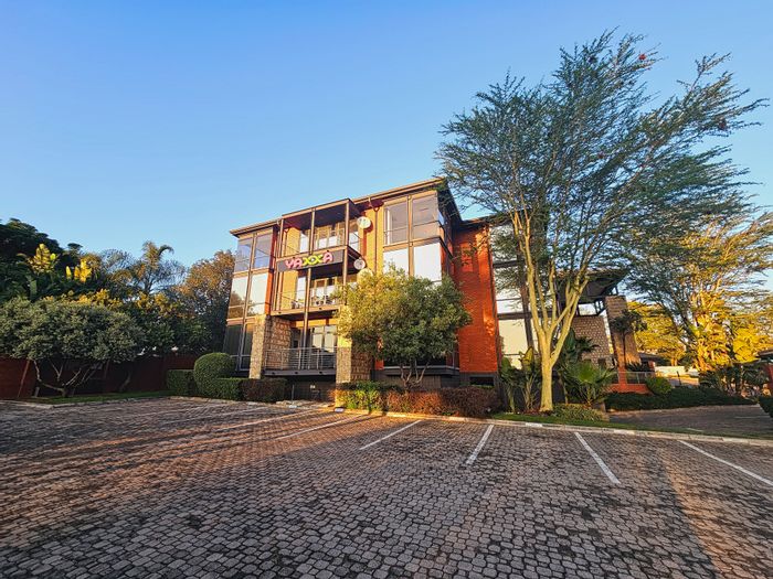 Bryanston Office To Rent: Fitout, backup power, meeting rooms, and great exposure.