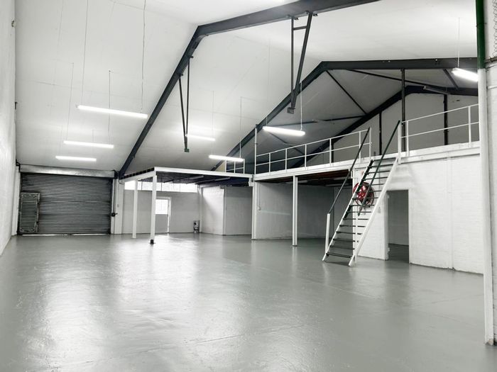 Industrial warehouse to rent in Retreat with parking, office space, and security.