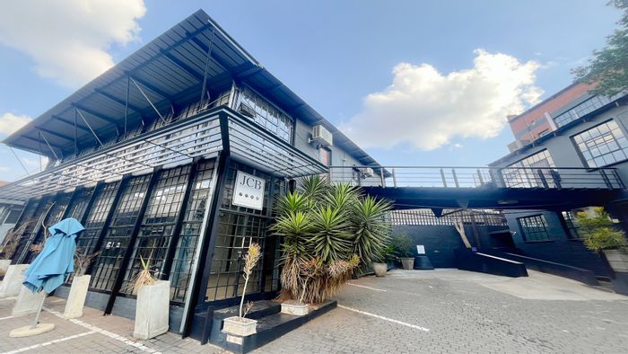 Auckland Park Office To Rent: Collaborative space, coffee shop, parking, and generator.