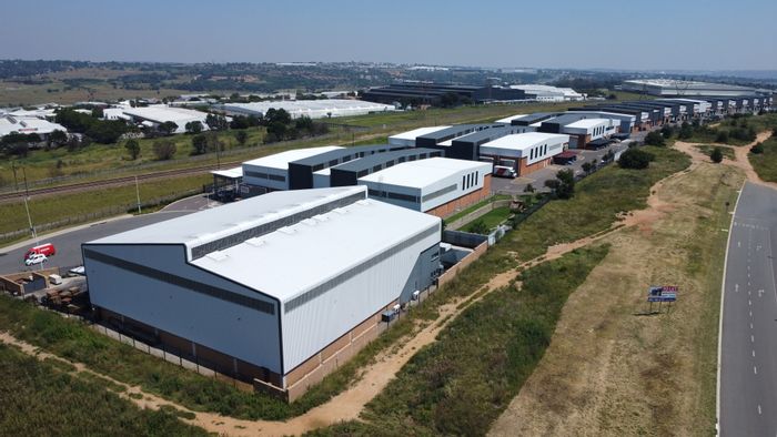 Industrial unit to rent in Longlake with 24-hour security and truck access.