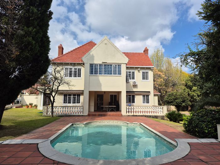 For Sale: 672m² Office in Saxonwold with garden, parking, and boardroom.