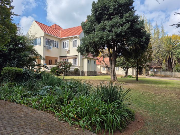 For Sale: 672m² Office in Rosebank with garden, parking, and boardroom.